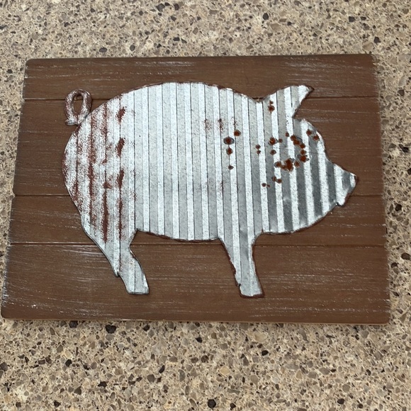 Rustic Pig - Picture 2 of 3